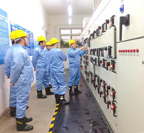 中環(huán)學校 焊工辦理畢業(yè)照